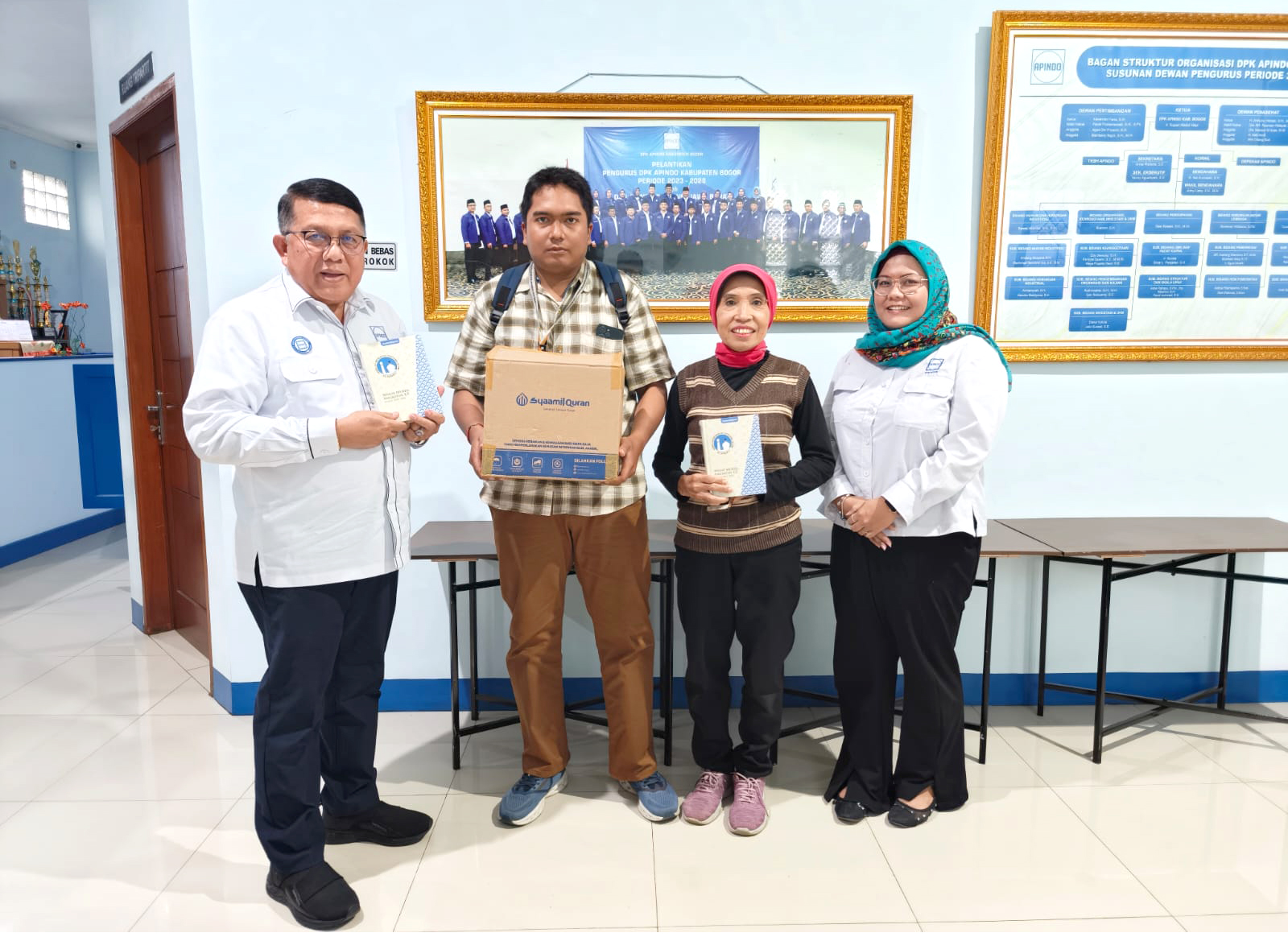 Memberikan Bantuan Al-Qur'an pada Ponpes Shodiqus Sholihin, Pendirinya Ustad Saeful, Kp.Pasir Pogor RT.01 RW.06 Desa Cipelang, Cijeruk - Bogor.